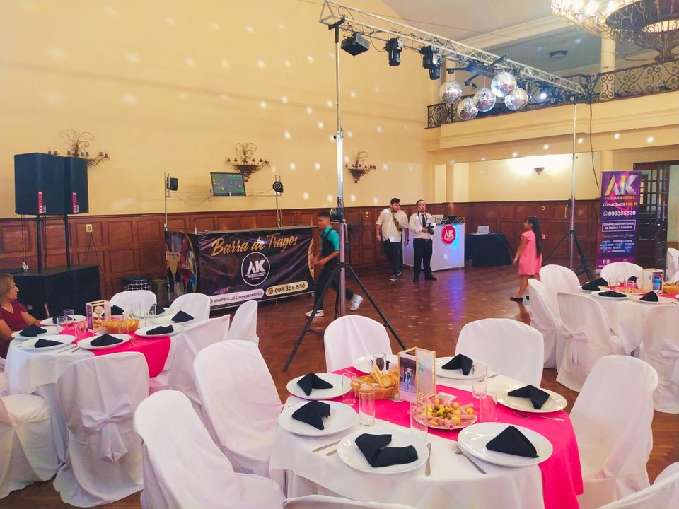 Salon principal de Club Uruguay preparado para una fiesta